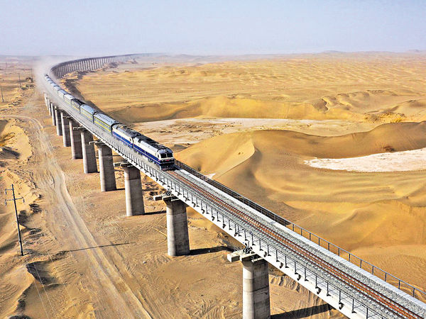 新疆和若鐵路開通 世界首條環沙漠鐵路綫