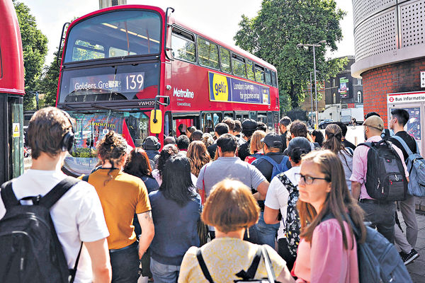 英鐵路30年最大罷工 80%班次取消 巴士站排長龍