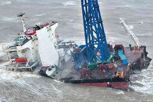 颱風吹斷工程船27人仍失蹤 飛服隊冒險搜救