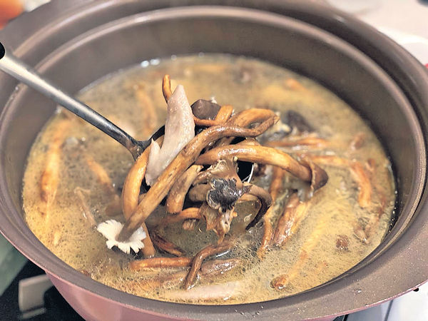 當造好食材#荔枝菌雞鍋