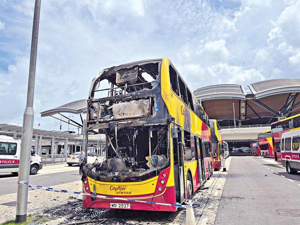 港珠澳橋口岸城巴疑遭縱火 拘男清潔工
