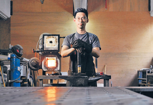 打機成立志契機 赴英進修 棄穩定工作 港產鐵匠自創品牌推廣工藝