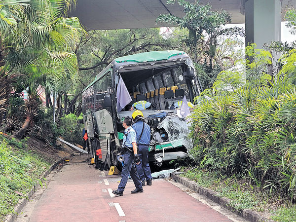 校巴衝落單車徑釀25傷 司機危駕 囚5月停牌年半