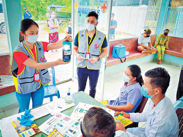 NGO啟動3國流動白內障手術 兩醫科生柬埔寨實習