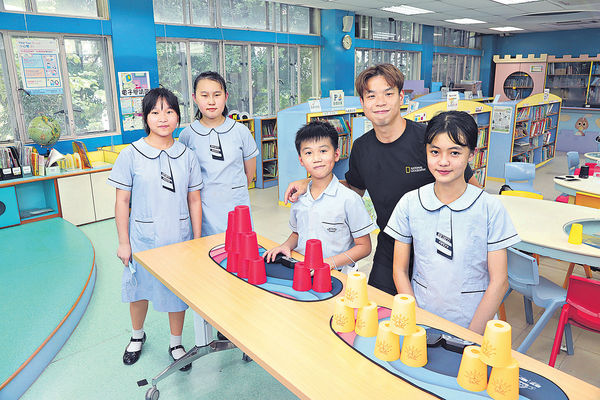 小學生開心玩競技疊杯運動 加強專注力