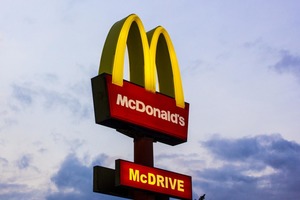 英國麥當勞禁止18歲以下人士指定時間進入餐廳　餐廳解釋政策為保護員工安全