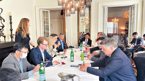 秦剛指台灣問題 美先挑釁 警告軍售美艦越台海 加劇緊張局勢