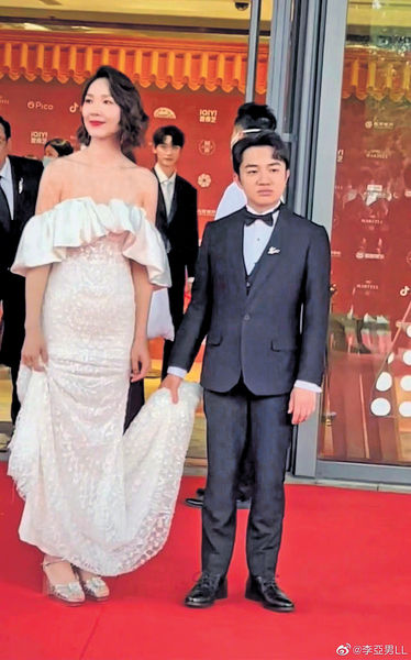 夫妻檔行紅地氈 王祖藍被嘲似李亞男花童