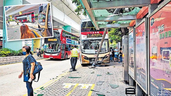 九巴彩虹邨剷行人路 撞斷燈柱9傷