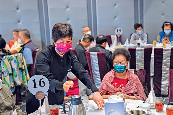 8人以上宴會須快測 有食客帶檢測棒到場