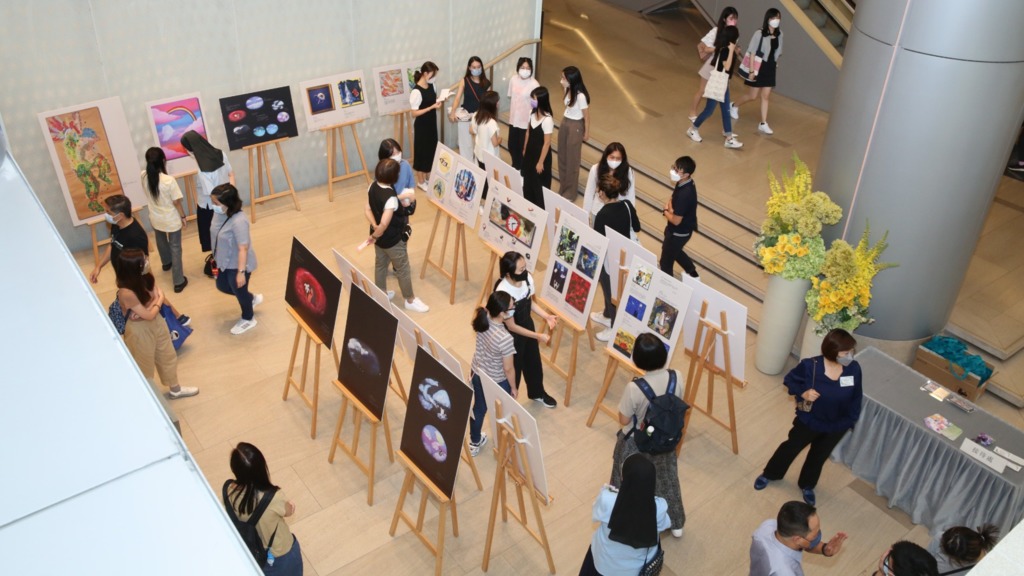 以畫傳情 ︳無家女孩畫展訴心聲 展出53件畫作與藝術品