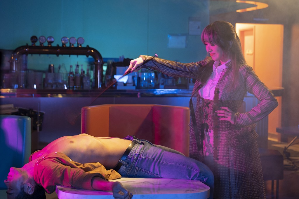 難得性感丨JW王灝兒拍新曲《FF》MV挑戰尺度 情挑半裸猛男Catry