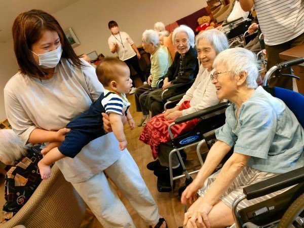 部分「寶寶員工」的父母則認為帶年幼子女去老人院能夠讓他們學習與長輩相處。