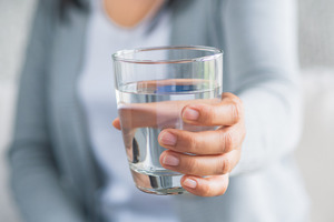 專家拆解六種飲水謬誤 蒸餾水較健康／每日要飲8杯水？