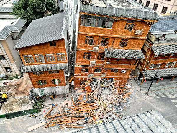 海螺溝景區逾200人被困 四川地震至少66死