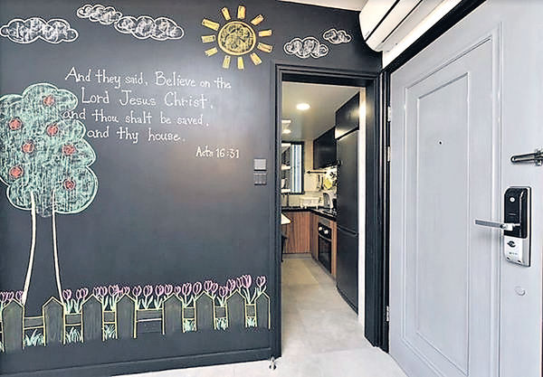 新居黑板牆變大畫板 小朋友隨意塗鴉 發揮創意