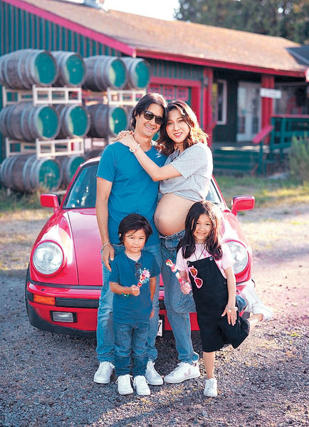 臨盆前影全家福 鍾嘉欣期待變成5口之家