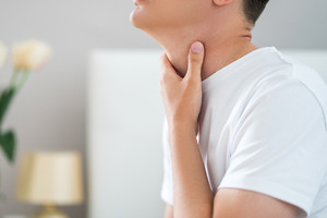 男子雞骨鯁喉用古法急救 忍痛數日求醫始知食道穿窿