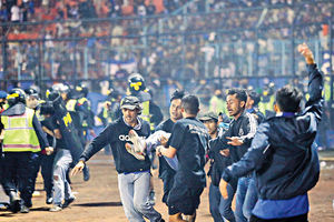 門票超賣4000張 警施催淚彈釀人踩人 印尼球迷騷亂至少125死