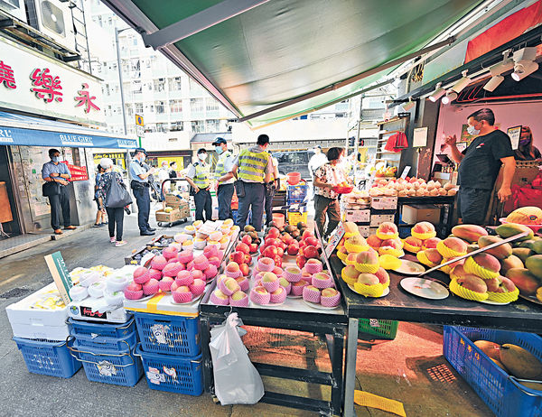 食環夥警多區打擊阻街 前日發12張告票拘1人