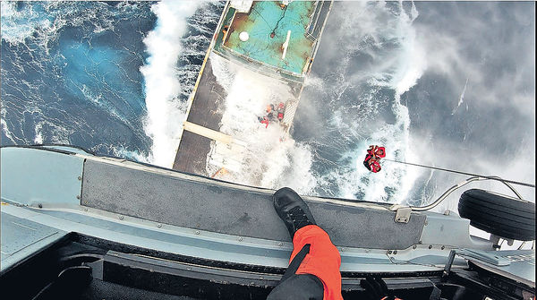 作業船「納沙」風眼遇險 飛服隊救出所有船員