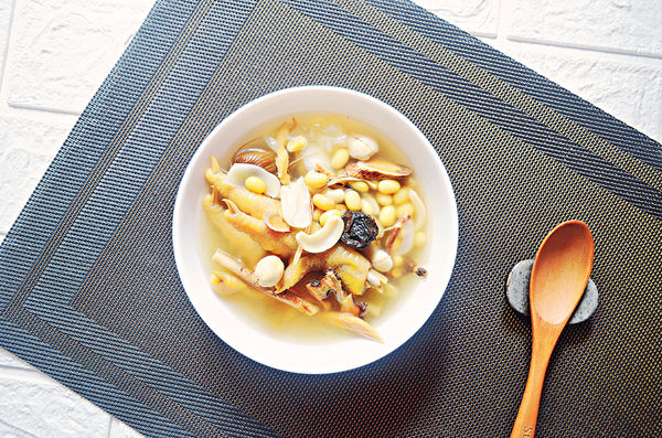 立冬調肺腎 五指毛桃烏梅雞腳湯