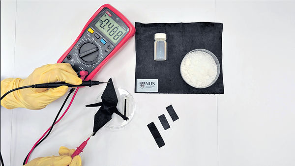 濕氣發電布效能勝電池 陽光照射30分鐘 持續發電逾150小時