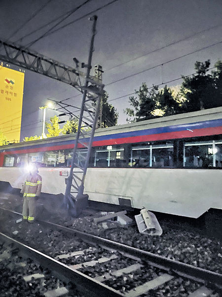 首爾火車出軌 至少30人受傷