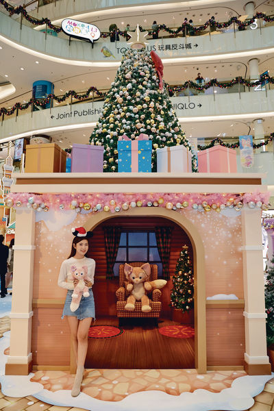 「普天同慶 聖誕同『萌』 打卡必到！ 5.8米高巨型聖誕樹屋」