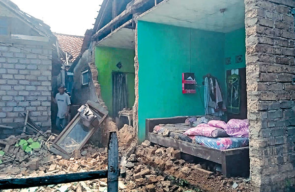 印尼5.6級淺層地震 至少56死700傷