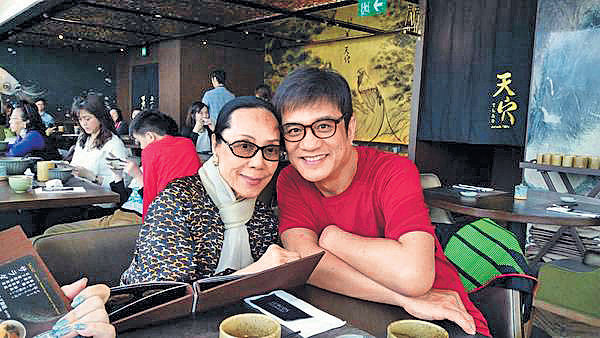 與家人飛泰國奔喪 黃栢文銘記亡母嘉玲教誨