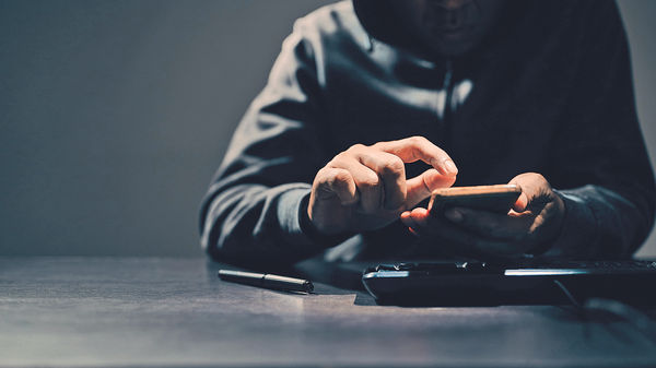 涉電騙11長者98萬 3青年落網最細15歲 社工︰匪徒社交網招攬 誘「搵快錢」