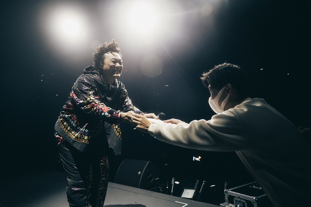 陳奕迅紅館表演消毒酒精噴手 簽CD寫錯男粉絲名：你今晚改名啦