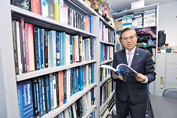 卡通人物聯乘奢侈品牌 多元化吸中產客