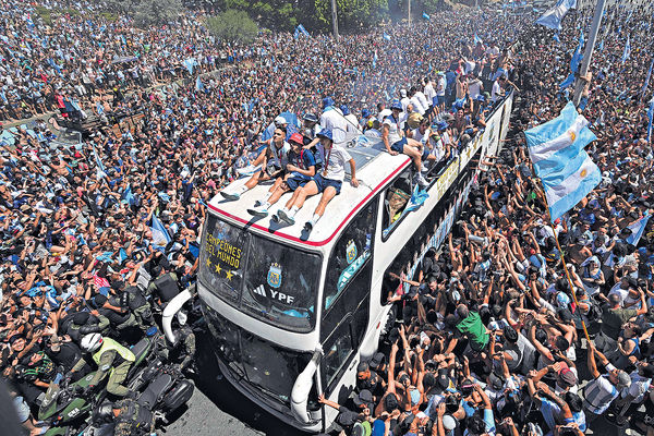 400萬人逼爆首都 阿根廷隊改直升機「巡遊」