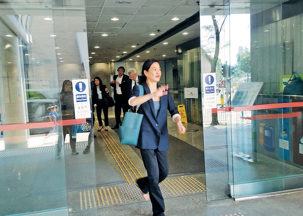 涉擲物刑毀2車 包致金姪女撤保釋申請