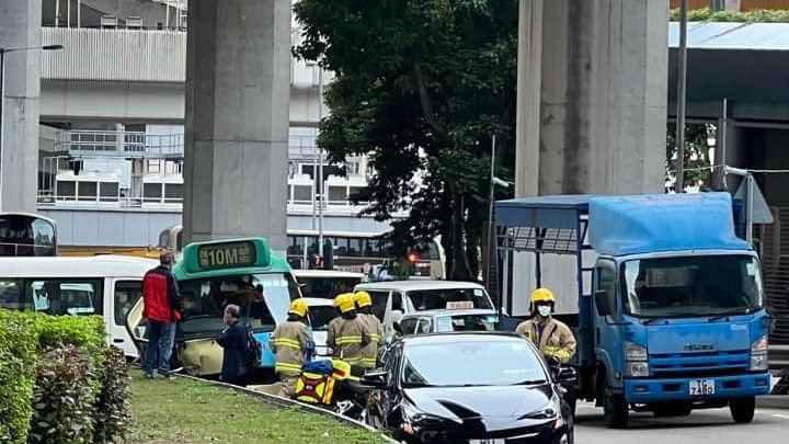 交通失事︳觀塘小巴猛撞石壆12人傷 司機突然暈倒 乘客試圖扶軚救車