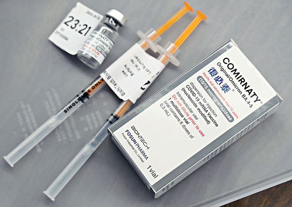 首批非港人 京婦自費打二價疫苗 醫療集團擬組「打針團」
