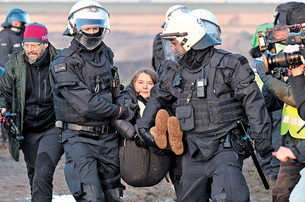 德反擴建煤礦示威 「環保少女」一度被拘