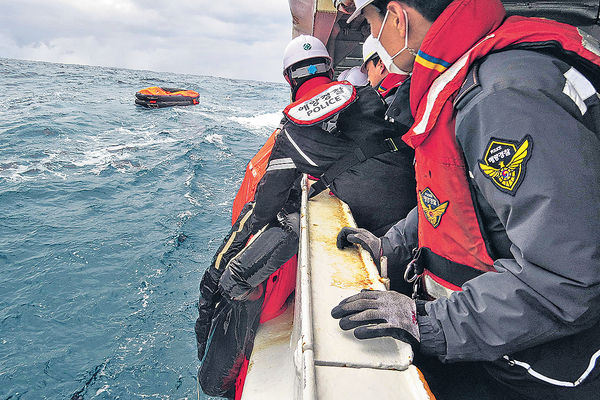 港貨船沉沒增至8死 包括6中國船員