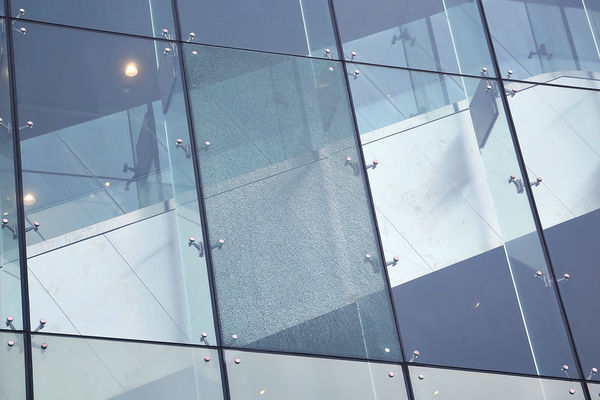 西九法院大樓玻璃幕碎裂 疑曾遭氣槍射擊