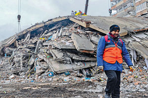 「像地獄裏醒來」 災民批零援助 土敘逾萬人亡 全球12年最慘烈地震