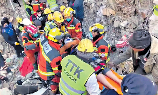 土敘地震3.6萬人亡 港搜救隊再救出生還者