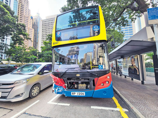 城巴撞七人車後不顧而去 車長停職