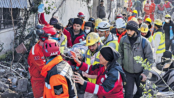 土國地震災區困248小時 17歲少女奇迹獲救