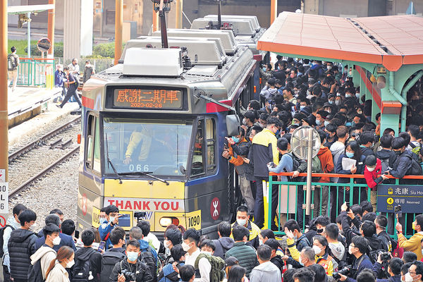 第二期輕鐵列車退役 乘客迫爆月台道謝