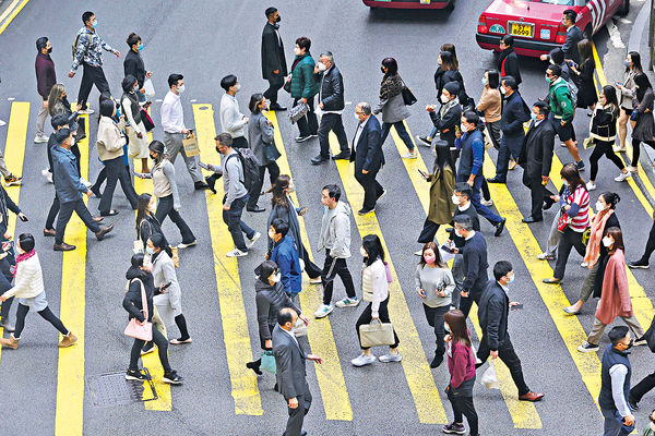 企業搶人 熱門工種逾8成人工搵上門 整體7成人年獲數次接洽 求穩轉工審慎