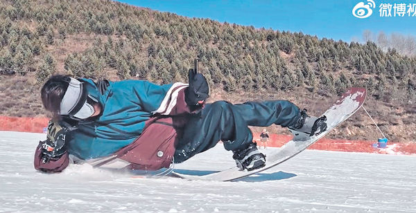 展示驚人腰力 謝霆鋒躺平式滑雪玩自拍