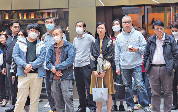 日下周一解禁 近3成人繼續戴 8成受訪港人仍戴口罩 4成半非為防疫