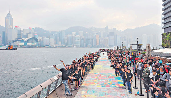 星光大道變「粉筆畫廊」 200藝術家學生畫出全港戶外最長紀錄